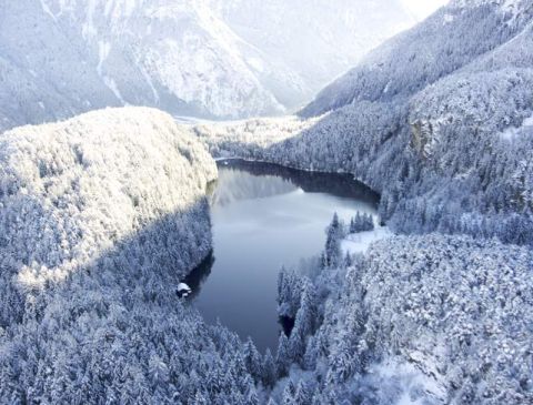 Jezero Piburger See je neuvěřitelně krásné a klidné, zasazené v zimním údolí Ötztal. Nachází se zde také největší přírodní kluziště v Ötztalu, kde si můžete dokonce i zabruslit.