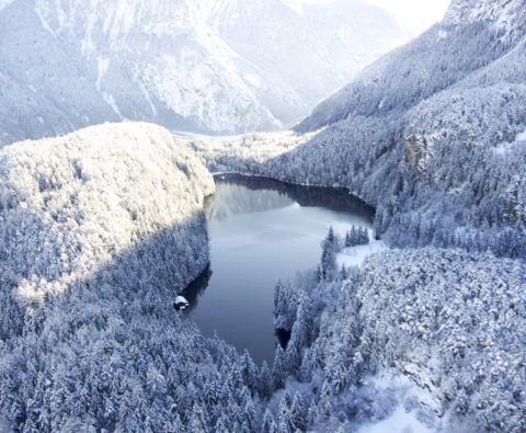 Jezioro Piburger See jest niezwykle piękne i spokojne, położone w zimowej dolinie Ötztal. Znajduje się tam również największe naturalne lodowisko w dolinie Ötztal, gdzie można nawet jeździć na łyżwach.