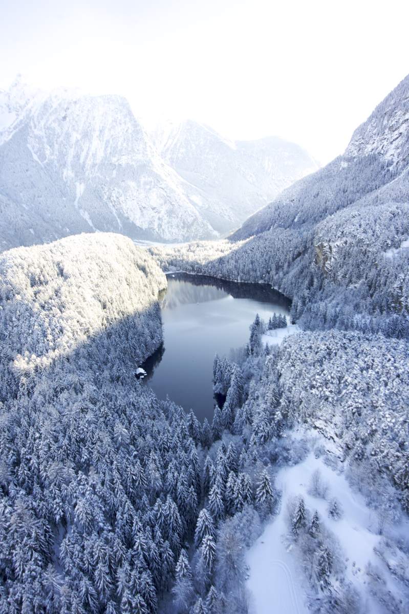 Unglaublich schön und still liegt der Piburger See dort im winterlichen Ötztal eingebettet. Dort befindet sich auch die größte Natureisfläche des Ötztals, auf der Du sogar Eislaufen gehen kannst.