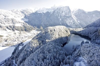 Le lac de Piburg n'est pas seulement un joyau naturel en été. Il est aussi incroyablement beau en hiver. Lorsqu'il est gelé, on peut même y patiner.