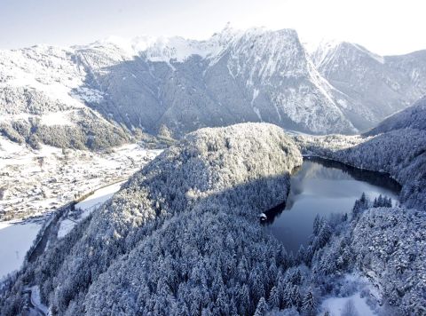 Le lac de Piburg n'est pas seulement un joyau naturel en été. Il est aussi incroyablement beau en hiver. Lorsqu'il est gelé, on peut même y patiner.