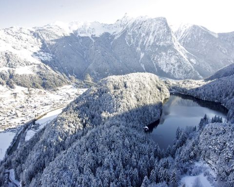 Il lago Piburg è un vero gioiello naturale, e non solo d'estate. È di una bellezza mozzafiato anche in inverno. Quando il lago è ghiacciato, è persino possibile pattinare sul ghiaccio.