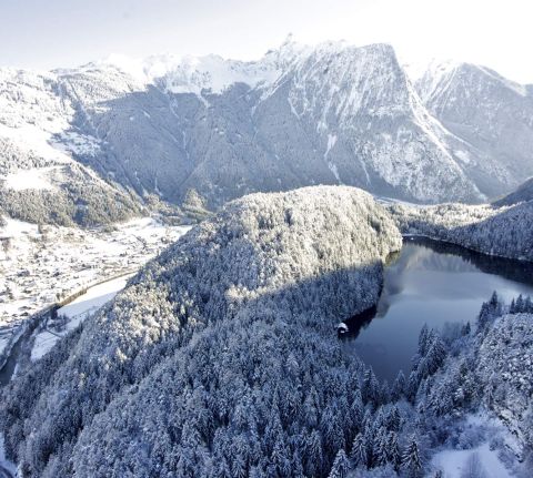 Jezero Piburg je naprostý přírodní klenot, a to nejen v létě. Je úžasně krásné i v zimě. Když jezero zamrzne, můžete si na něm dokonce zabruslit.