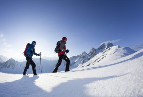 Zonnige sneeuwschoenwandeling in het Ötztal Glinsterende sneeuw, frisse berglucht en stralende zonneschijn. Wat wil je nog meer tijdens een sneeuwschoenwandeling? Er is niets beters om te genieten van de rust van de natuur en de eenzaamheid van de bergen.