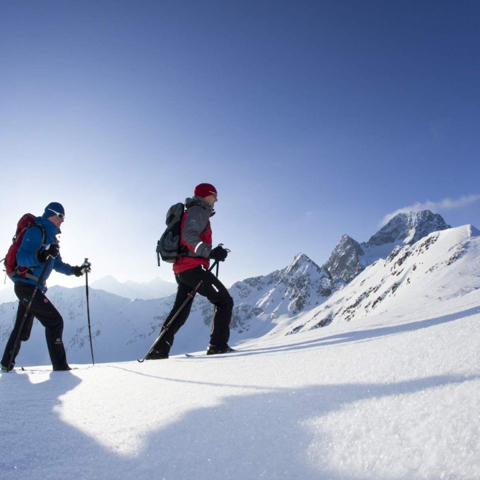 Glitzernder Schnee, frische Bergluft uns strahlender Sonnenschein. Was will man mehr bei einer Schneeschuhwanderung? Es gibt nichts besseres, um die Stille der Natur und die Einsamkeit der Berge zu genießen.