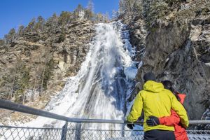 Der Stuibenfall ist nicht nur im Sommer ein majestätischer Anblick. Auch im Winter, wenn er teilweise zugefroren ist, ist er ein atemberaubendes Naturschauspiel