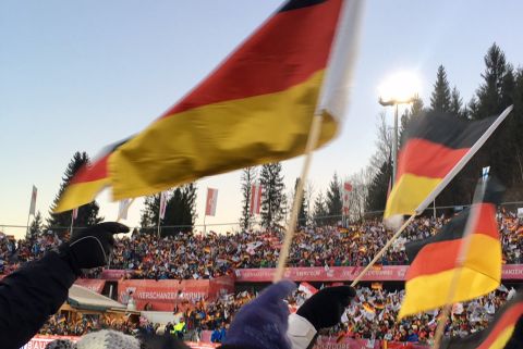 Alla gara di apertura del Torneo dei quattro trampolini a Oberstdorf, i saltatori vengono acclamati da una grande folla.