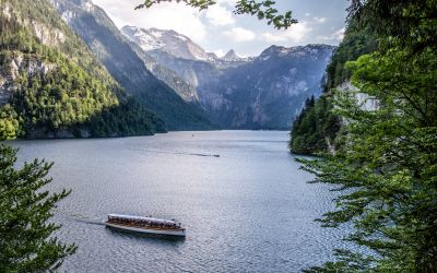 Der Königssee im Berchtesgadener Land ist die Hauptattraktion der Region. Der sagenumwobene See ist nur mit dem Boot befahrbar. Durch die steilen Felswände führt kein Rundweg um den See. Die Bootsanlegestelle ist nur 15 Minuten vom Explorer Hotel Berchtesgaden entfernt.