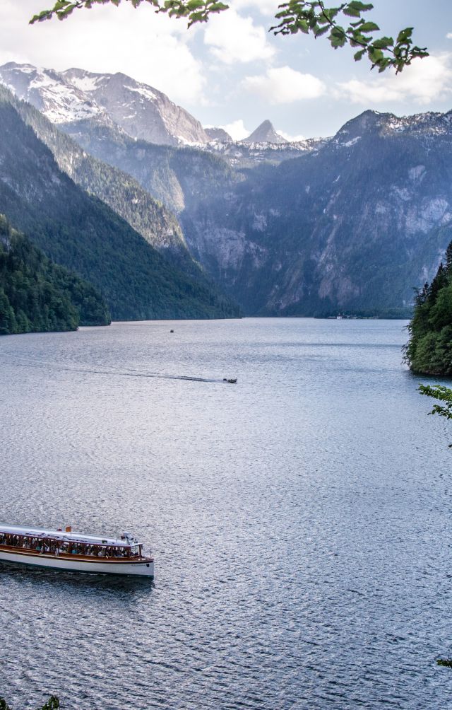 De Königssee in het Berchtesgadener Land is de belangrijkste attractie van de regio. Dit legendarische meer is alleen per boot bereikbaar. Vanwege de steile kliffen is er geen rondvaart om het meer. De aanlegsteiger ligt op slechts 15 minuten afstand van het Explorer Hotel Berchtesgaden.