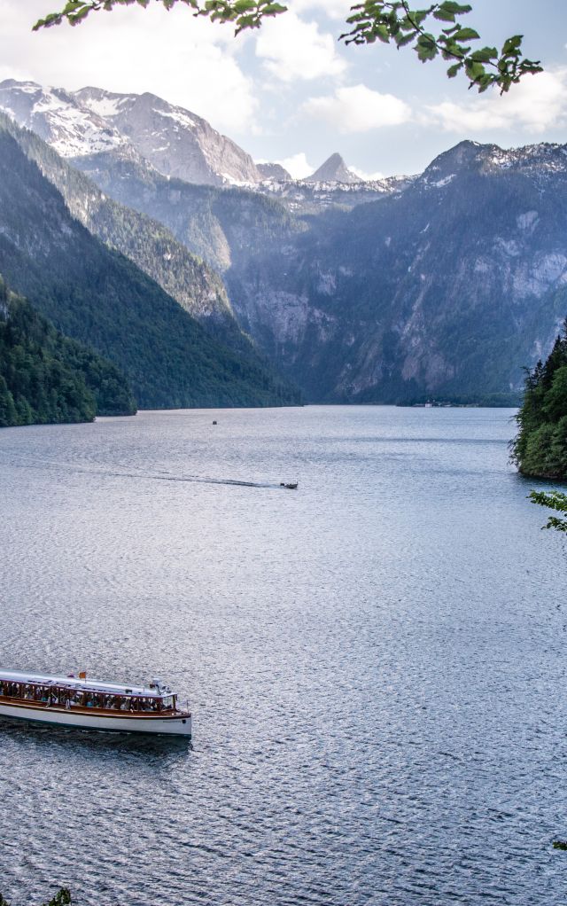 Der Königssee im Berchtesgadener Land ist die Hauptattraktion der Region. Der sagenumwobene See ist nur mit dem Boot befahrbar. Durch die steilen Felswände führt kein Rundweg um den See. Die Bootsanlegestelle ist nur 15 Minuten vom Explorer Hotel Berchtesgaden entfernt.