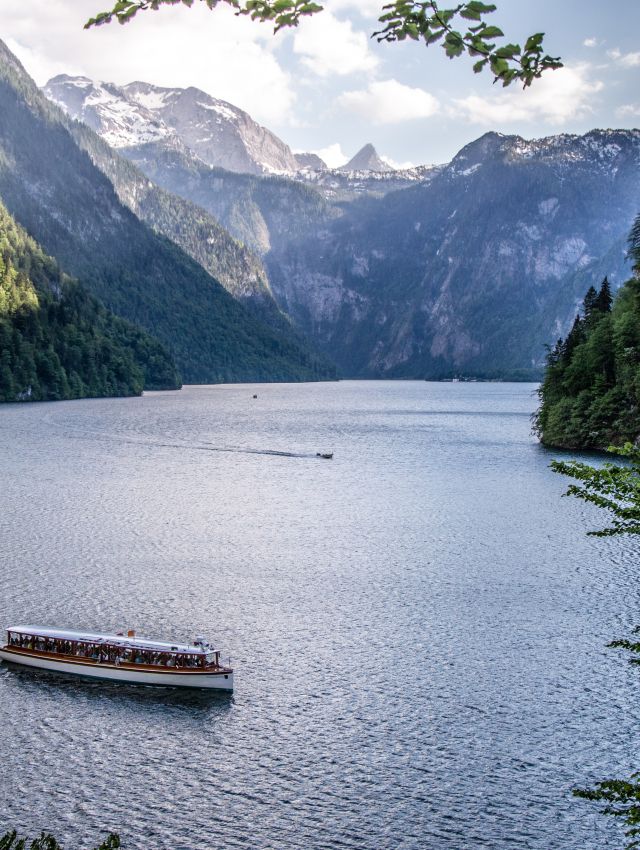 Il lago Königssee nel Berchtesgadener Land è l'attrazione principale della regione. Questo lago leggendario è accessibile solo in barca. A causa delle ripide scogliere, non esiste un sentiero circolare intorno al lago. L'attracco delle barche è a soli 15 minuti dall'Explorer Hotel Berchtesgaden.