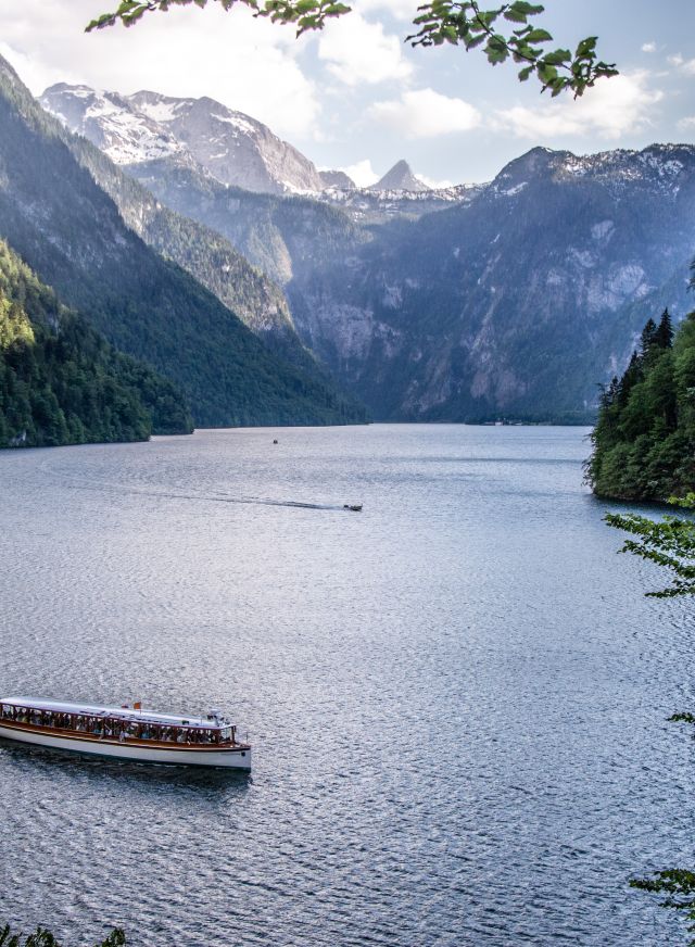 Jezioro Königssee w Berchtesgadener Land to główna atrakcja regionu. Do tego legendarnego jeziora można dotrzeć tylko łodzią. Ze względu na strome klify nie ma okrężnej ścieżki wokół jeziora. Przystań znajduje się zaledwie 15 minut od hotelu Explorer w Berchtesgaden.