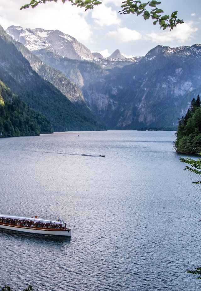 Jezero Königssee v Berchtesgadenském regionu je hlavní atrakcí regionu. Toto legendární jezero je přístupné pouze lodí. Kvůli strmým útesům kolem jezera neexistuje žádná okružní stezka. Přístaviště lodí je od hotelu Explorer Berchtesgaden vzdálené pouhých 15 minut.