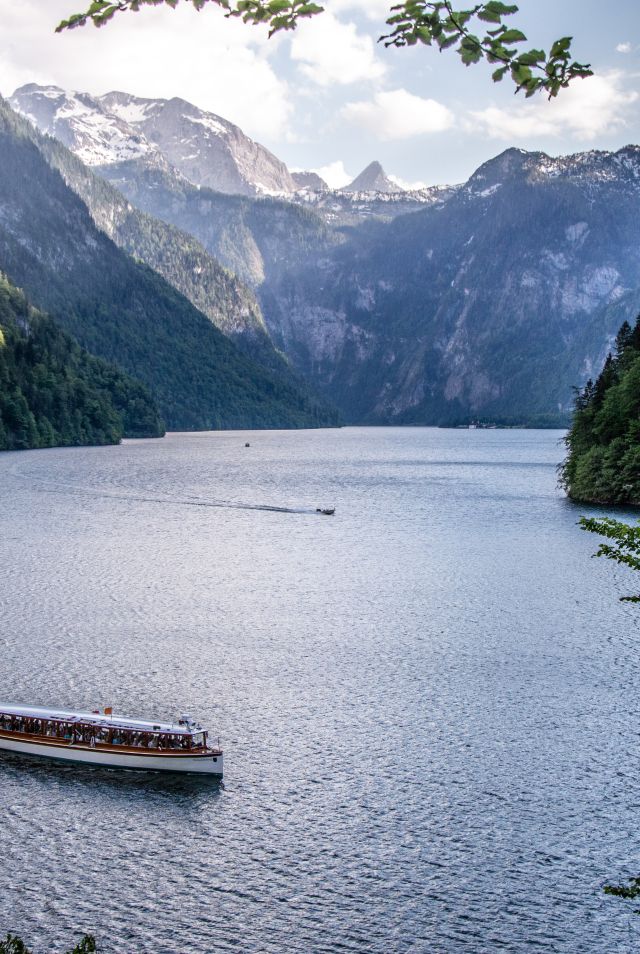 Le lac Königssee, dans la région de Berchtesgaden, est l'attraction principale. Ce lac légendaire n'est accessible que par bateau. En raison des parois rocheuses abruptes, aucun sentier de randonnée n'en fait le tour. L'embarcadère se trouve à seulement 15 minutes de l'hôtel Explorer Berchtesgaden.