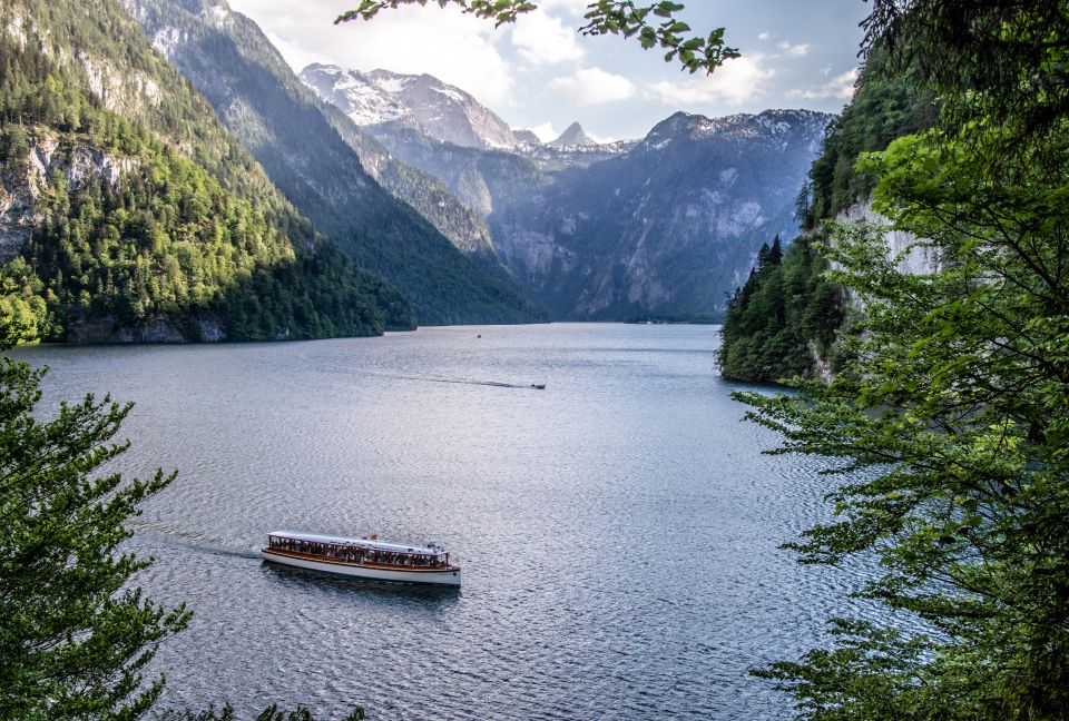 Vue depuis Malerwinkel du célèbre Königssee dans la région de Berchtesgaden Le lac Königssee, dans la région de Berchtesgaden, est l'attraction principale. Ce lac légendaire n'est accessible que par bateau. En raison des parois rocheuses abruptes, aucun sentier de randonnée n'en fait le tour. L'embarcadère se trouve à seulement 15 minutes de l'hôtel Explorer Berchtesgaden.