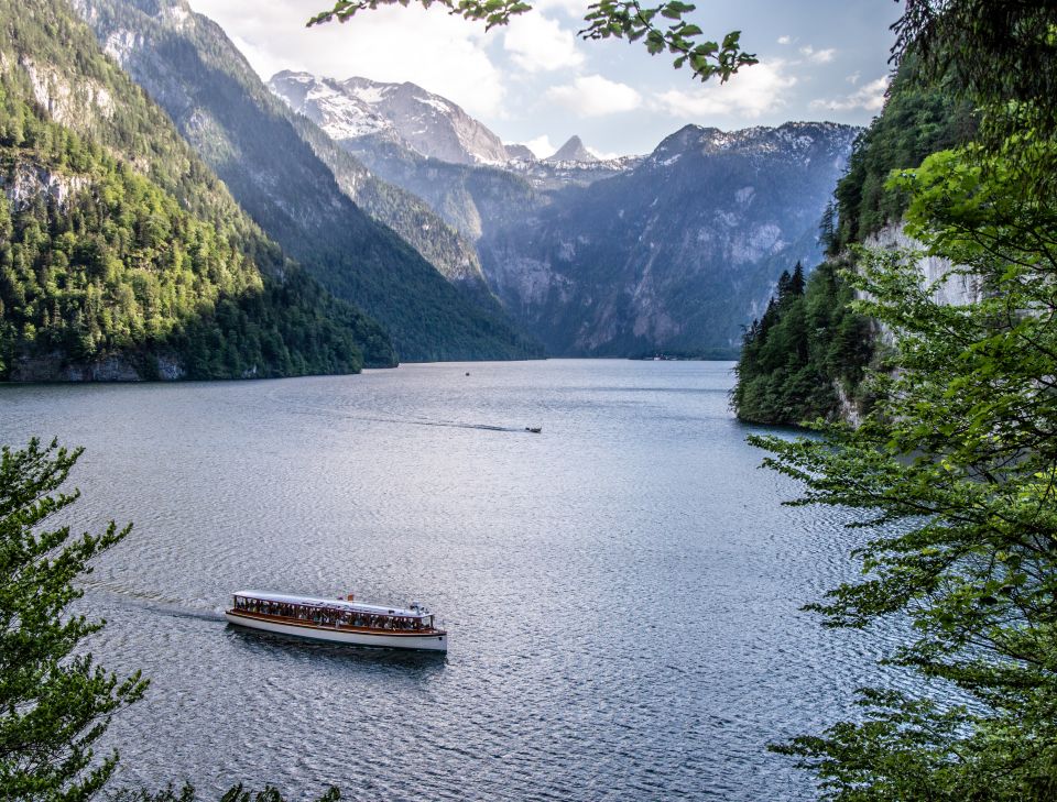 A Berchtesgadener Landban található Königssee-tó a régió fő látványossága. Ez a legendás tó csak hajóval közelíthető meg. A meredek sziklák miatt nincs körút a tó körül. A csónakkikötő mindössze 15 percre található az Explorer Hotel Berchtesgadentől.