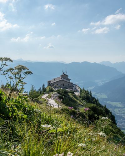 Das Kehlsteinhaus ist ein Stück Zeitgeschichte, die Du super mit einer Wanderung im Berchtesgadener Land verbinden kannst. Vom Hotel Berchtesgaden sind es nur wenige Fahrtminuten.