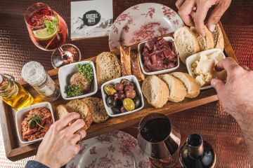 Různá jídla na festivalu Skifood v Zillertalu.