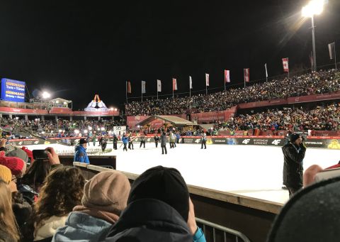 Vyprodaná Audi Arena na zahajovací soutěži v Oberstdorfu