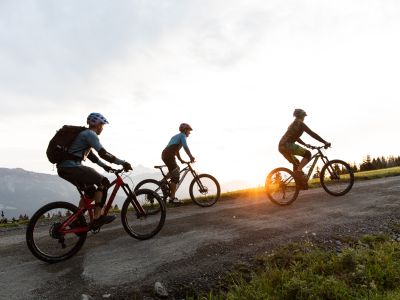 Rund um das Explorer Hotel Kitzbühel in St. Johann in Tirol gibt es abwechslungsreiche MTB-Trails, den Blick auf die Kitzbüheler Alpen hast du dabei stets fest im Blick.