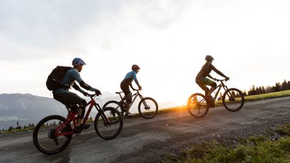 Rund um das Explorer Hotel Kitzbühel in St. Johann in Tirol gibt es abwechslungsreiche MTB-Trails, den Blick auf die Kitzbüheler Alpen hast du dabei stets fest im Blick.