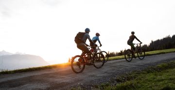 Die Abendsonne beim Mountainbiken in den Kitzbüheler Alpen nutzen