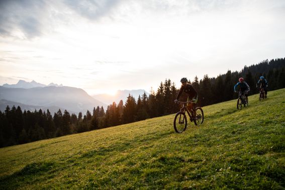 Traumhafte Aussicht beim Biken in den Alpen