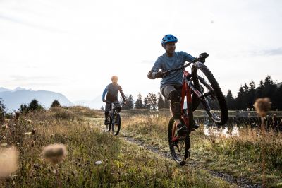 Fun & Action auf den MTB-Trails rund um St. Johann in Tirol Erlebe Österreich bei einer Radtour mit dem Mountainbike durch die Kitzbüheler Alpen. Dein Urlaub im Explorer Hotel in Tirol wird unvergesslich!