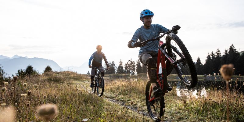 Fun & Action auf den MTB-Trails rund um St. Johann in Tirol Erlebe Österreich bei einer Radtour mit dem Mountainbike durch die Kitzbüheler Alpen. Dein Urlaub im Explorer Hotel in Tirol wird unvergesslich!