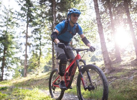 Cycle through meadows and past mountains on a bike holiday in St. Johann in Tirol, Austria. Start your next bike tour from the Explorer Hotel Kitzbühel.