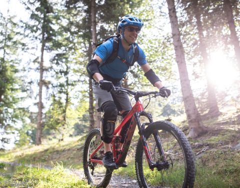 Fiets door weilanden en langs bergen tijdens een fietsvakantie in St. Johann in Tirol, Oostenrijk. Begin je volgende fietstocht vanuit het Explorer Hotel Kitzbühel.