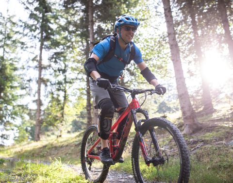Projeďte se na kole loukami a kolem hor na cyklistické dovolené v rakouském St. Johann in Tirol. Svou další cyklistickou túru začněte v hotelu Explorer Hotel Kitzbühel.
