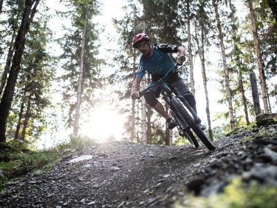 Spaßige Stunden beim Mountainbiken in Österreich. Dein Sommer-Urlaub im Explorer Hotel Kitzbühel in St. Johann in Tirol kann beginnen.