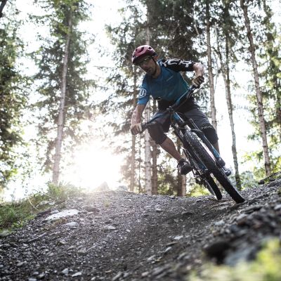 Spaßige Stunden beim Mountainbiken in Österreich. Dein Sommer-Urlaub im Explorer Hotel Kitzbühel in St. Johann in Tirol kann beginnen.