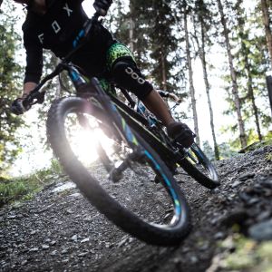 Biken durch die traumhafte Natur Tirols im Sommer-Urlaub in Österreich. Entdecke die Trails rund um das Explorer Hotel Kitzbühel in St. Johann.