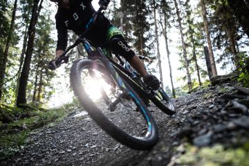 Biken durch die traumhafte Natur Tirols im Sommer-Urlaub in Österreich. Entdecke die Trails rund um das Explorer Hotel Kitzbühel in St. Johann.