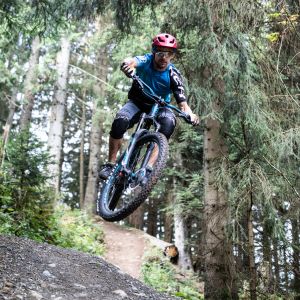 Unterwegs mit dem Mountainbike im Sommer-Urlaub in Österreich. In den Tiroler Alpen gibt es herrliche Routen, die du ab dem Explorer Hotel in St. Johann entdecken kannst.