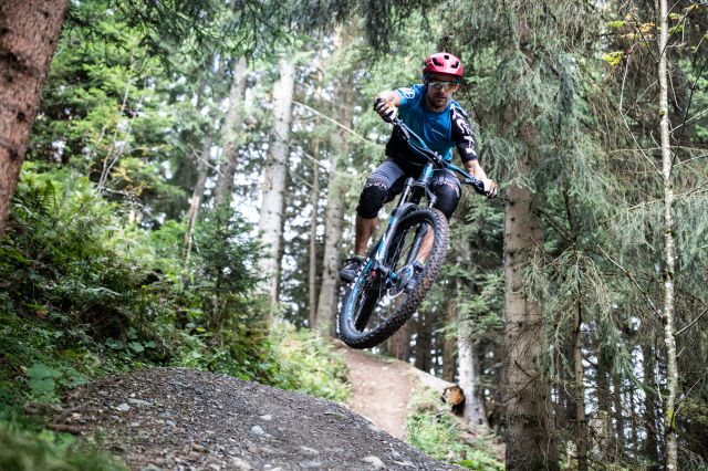 Kolarstwo górskie podczas letnich wakacji w Austrii. Alpy Tyrolskie oferują wspaniałe trasy, które można odkrywać z hotelu Explorer w St. Johann.