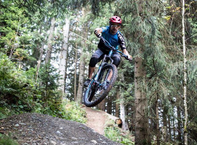 Mountainbiken tijdens een zomervakantie in Oostenrijk. De Tiroler Alpen bieden prachtige routes die u vanuit het Explorer Hotel in St. Johann kunt verkennen.