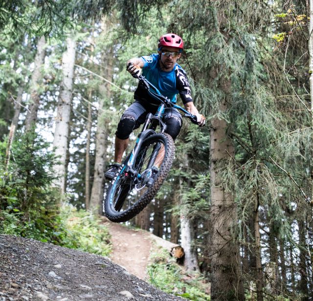 Horská cyklistika na letní dovolené v Rakousku. Tyrolské Alpy se pyšní nádhernými trasami, které můžete prozkoumat z hotelu Explorer v St. Johann.