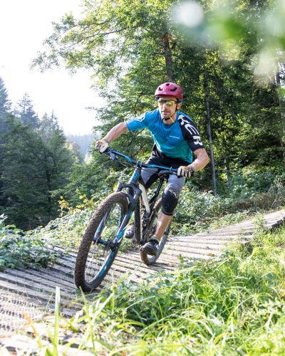 Mountainbiker in Aktion im Tirol-Urlaub