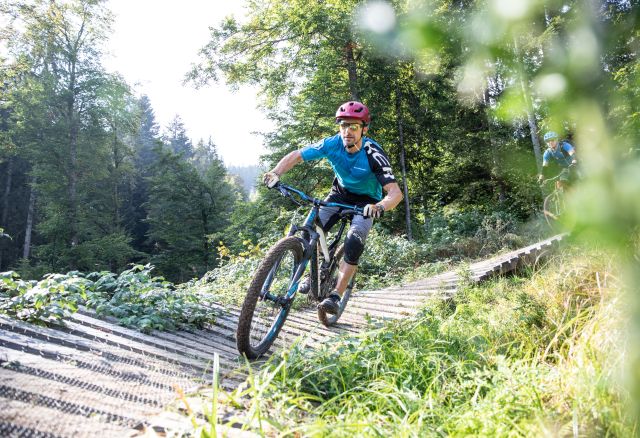 Objevte skvělé stezky na aktivní dovolené v rakouských horách. Začněte své cyklistické dobrodružství během dovolené v hotelu Explorer Kitzbühel v St. Johann in Tirol.