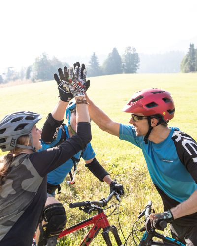 Sommer, Sonne, Mountainbiken - so kann dein Urlaub in Österreich aussehen. Rund um das Explorer Hotel Kitzbühel in St. Johann in Tirol erwarten dich tolle MTB-Trails.