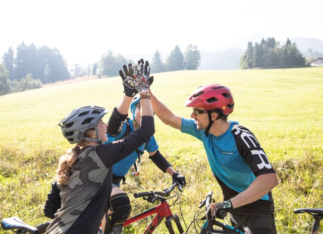 Été, soleil, VTT : voilà à quoi pourraient ressembler vos vacances en Autriche. De fantastiques sentiers de VTT vous attendent autour de l’Explorer Hotel Kitzbühel à St. Johann in Tirol.