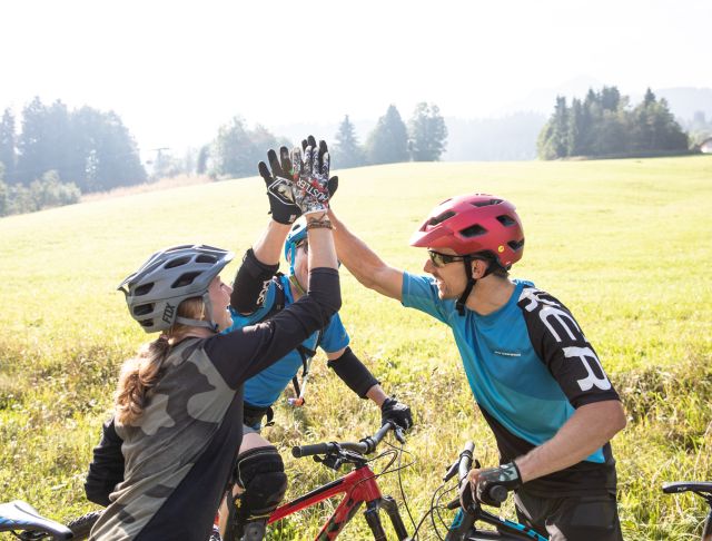 Léto, slunce, horská cyklistika – tak může vypadat vaše dovolená v Rakousku. V okolí hotelu Explorer Hotel Kitzbühel v St. Johann in Tirol na vás čekají skvělé stezky pro horská kola.