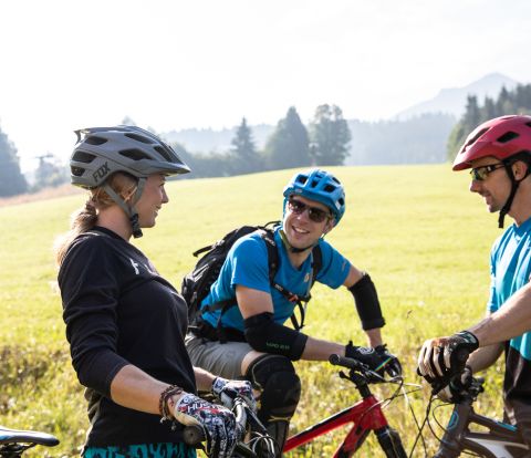 Mountainbikers vermaken zich prima tijdens een zomervakantie in de Kitzbüheler Alpen. Beleef de gevarieerde MTB-routes rondom het Explorer Hotel Kitzbühel in St. Johann.