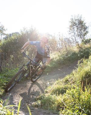 Unterwegs auf den MTB-Trails in Tirol rund um das Explorer Hotel Kitzbühel in St. Johann. Erlebe einen unvergesslichen Bike-Urlaub in Österreich!
