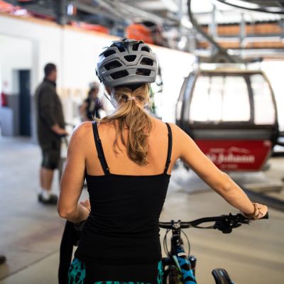 Die Gondel der Bergbahn bringt dich in deinem Bike-Urlaub in St. Johann in Tirol in Österreich sicher nach oben. Rund um das Explorer Hotel Kitzbühel erwarten dich abwechslungsreiche MTB-Trails.