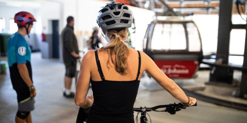 Die Gondel der Bergbahn bringt dich in deinem Bike-Urlaub in St. Johann in Tirol in Österreich sicher nach oben. Rund um das Explorer Hotel Kitzbühel erwarten dich abwechslungsreiche MTB-Trails.