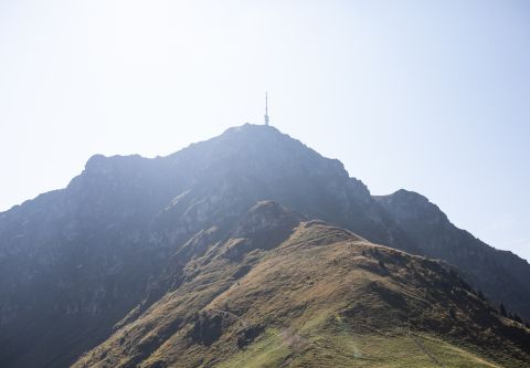 Kitzbühelský roh v St. Johann Místní hora, kde se nachází Explorer Hotel Kitzbühel, vám během letní dovolené nabízí mnoho možností pro pěší turistiku a cyklistiku.